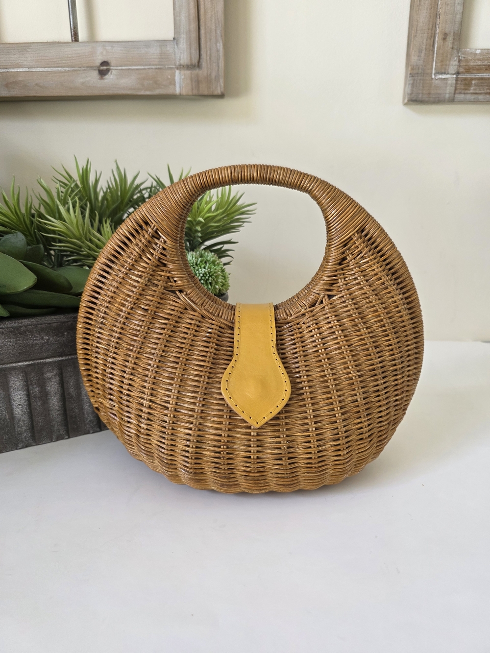 Tommy Bahama Woven Rattan Top Handle Bag Round Straw Handbag Leather Snap